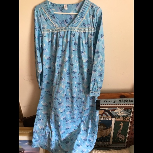Beautiful lace bow long nightgown - Picture 1 of 5